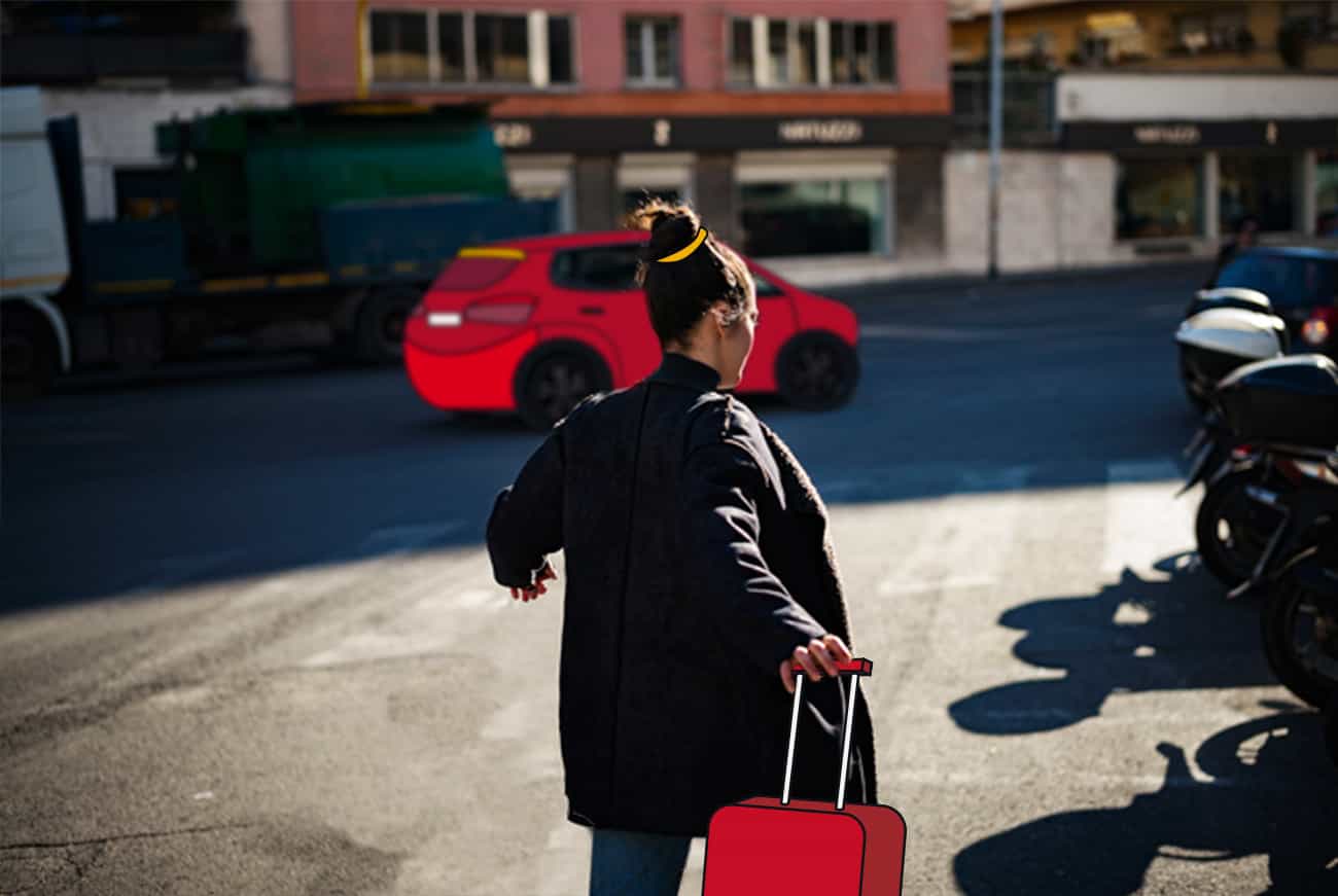 Una mujer camina con la maleta hacia un taxi rojo de freenow