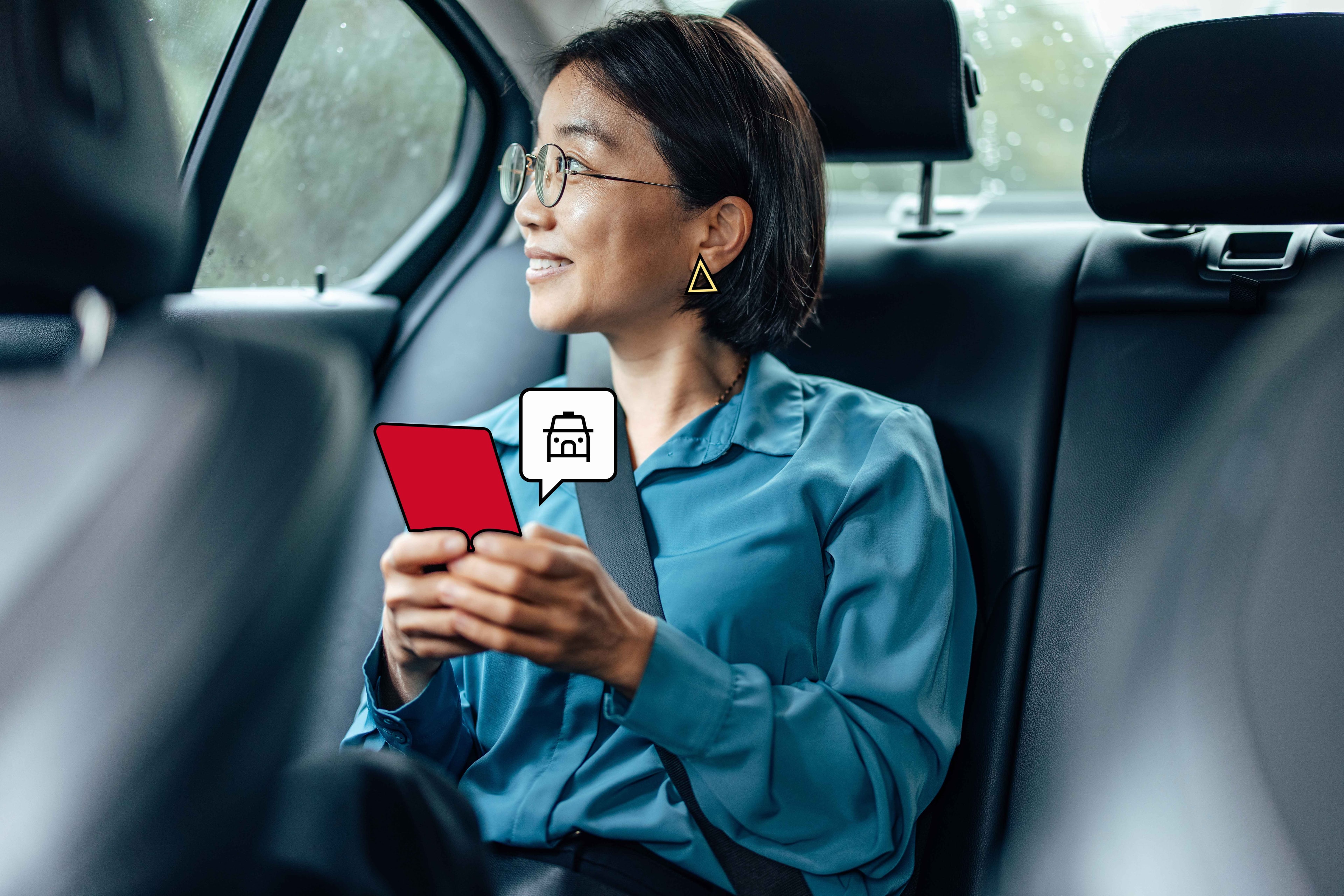 Una mujer viaja en taxi con su perfil de empresa de FREENOW