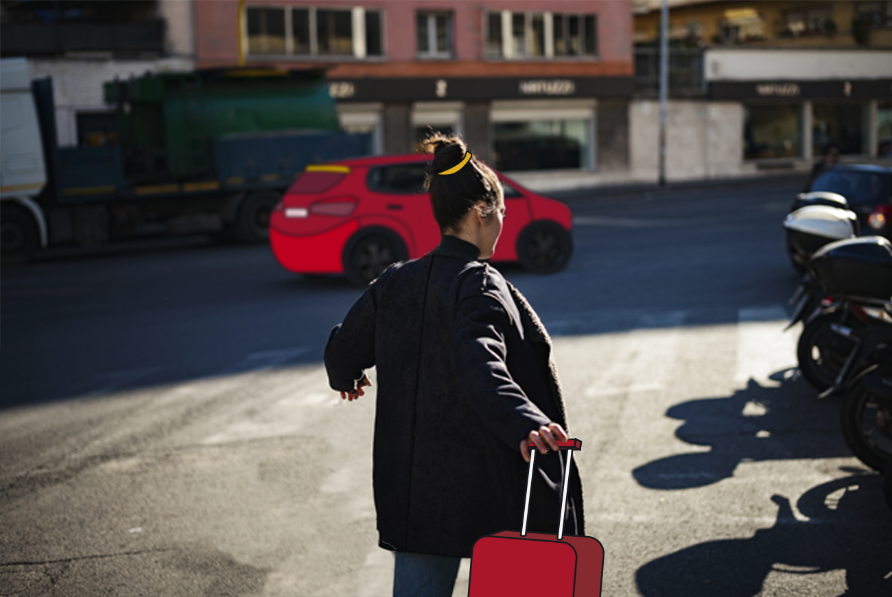 Una mujer que viaja por trabajo coge un taxi llevando consigo las maletas