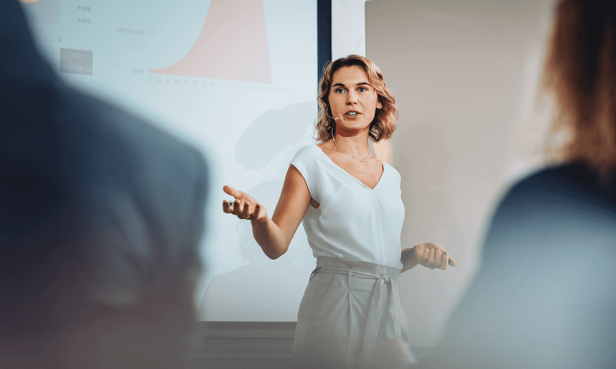 Un employé profite d'un événement d'entreprise en attendant son taxi FREENOW.