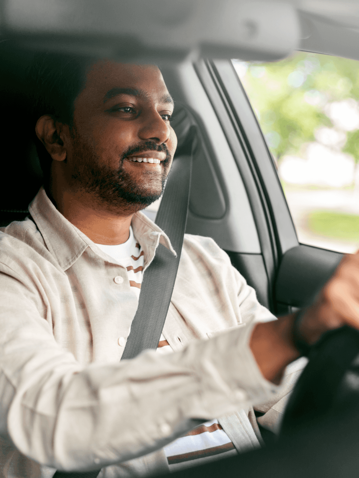 Mężczyzna za kierownicą z otwartą aplikacją FREENOW