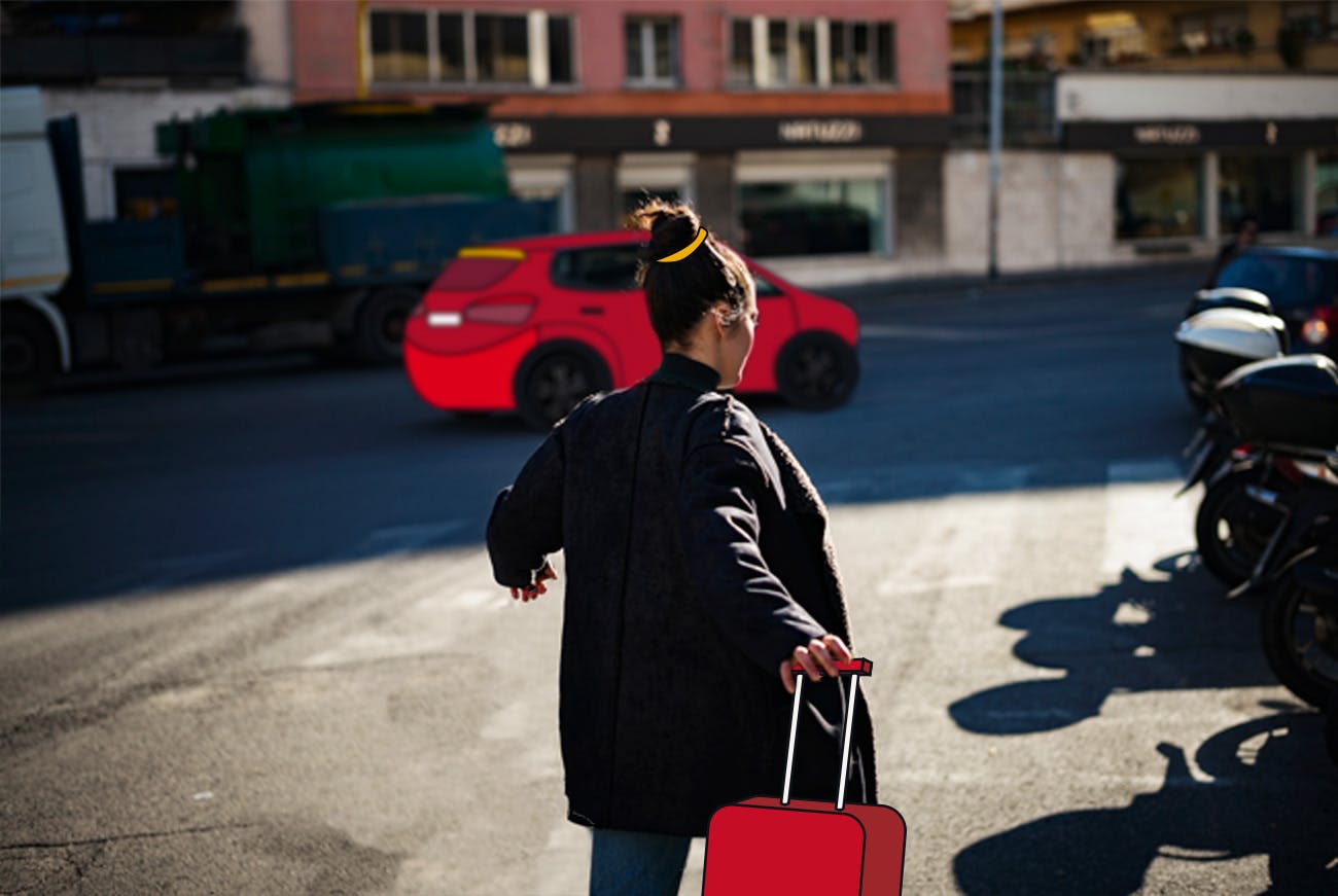 Mujer con equipaje rojo corriendo en la calle hacia un taxi 