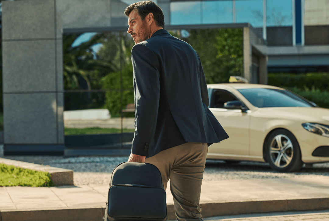 Employé avec un bagage rouge se précipitant dans la rue