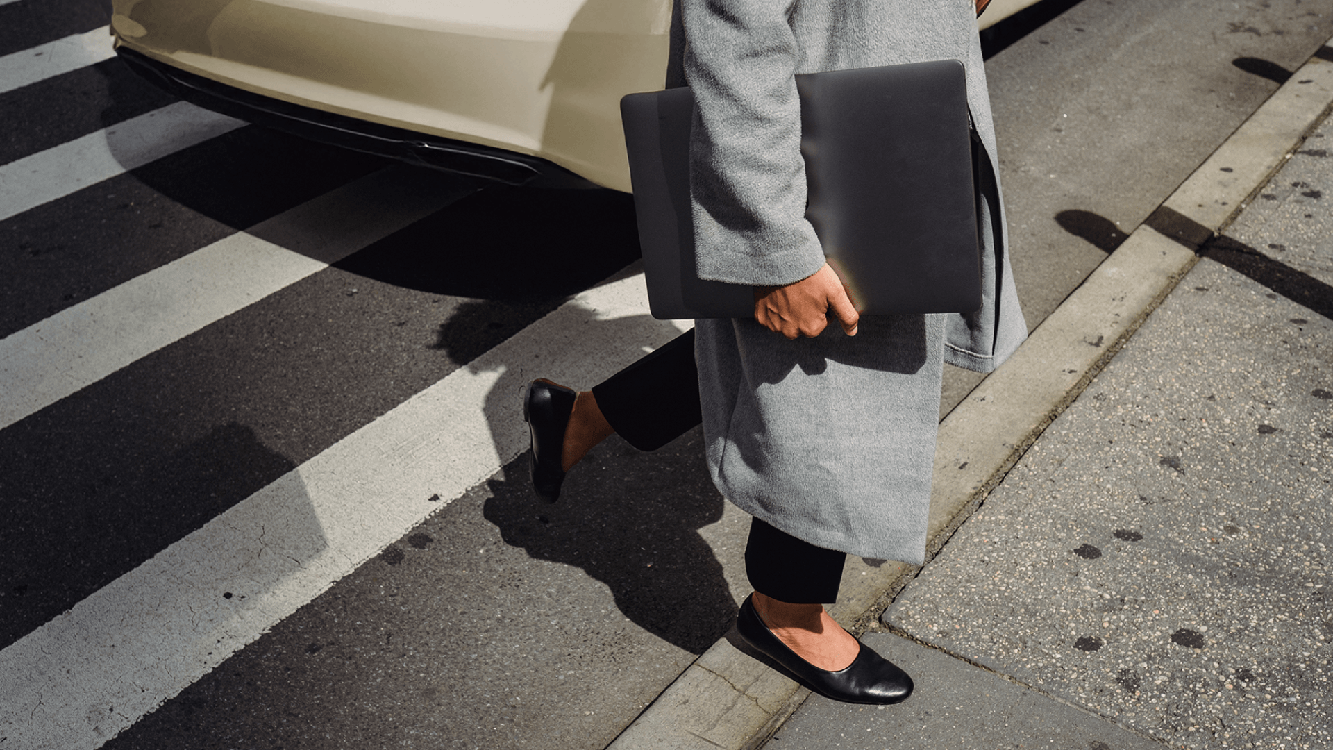 Una donna in un viaggio di lavoro tramite l'app Freenow