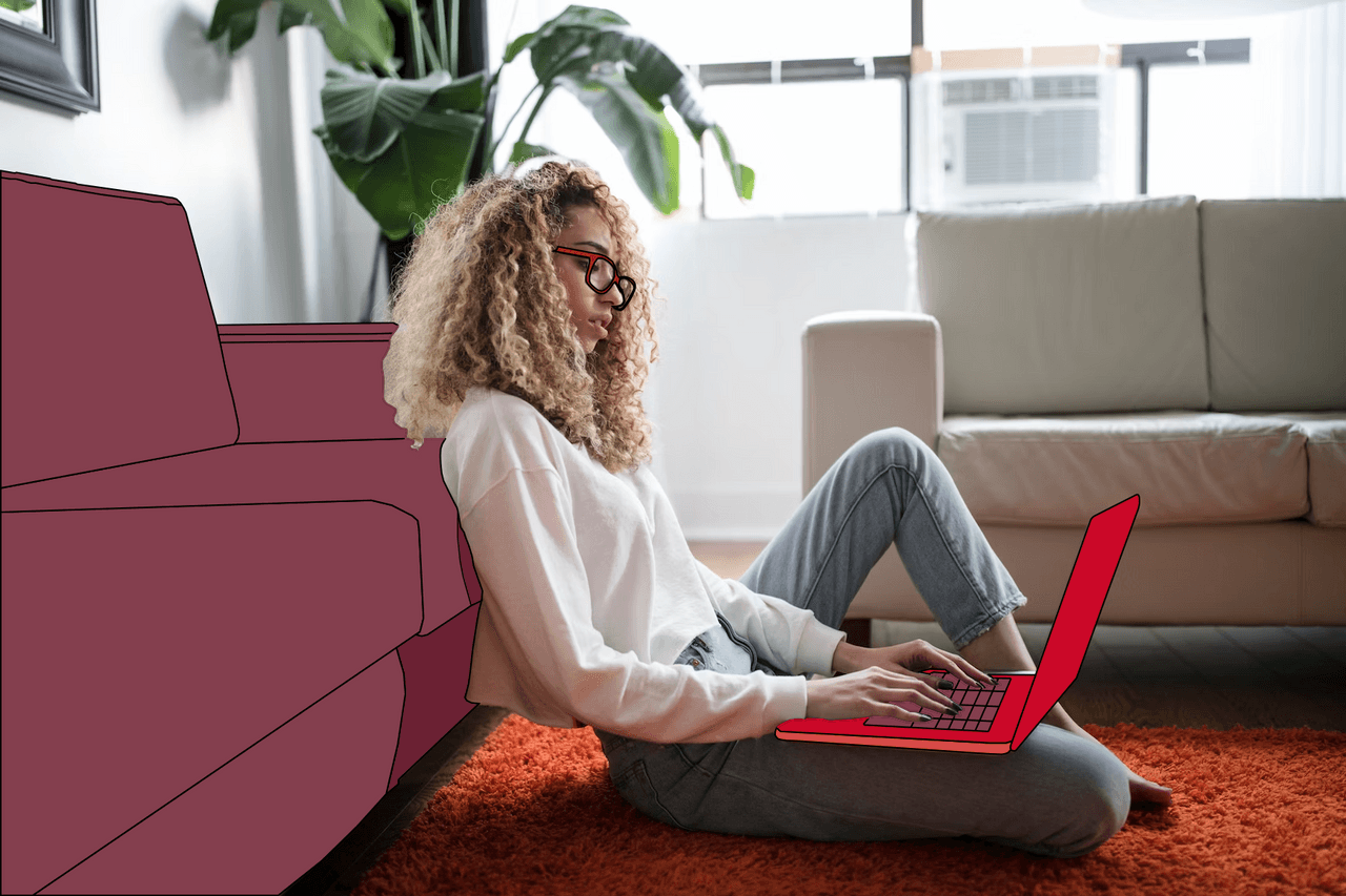 Frau macht Steuererklärung für Dienstreise am Laptop