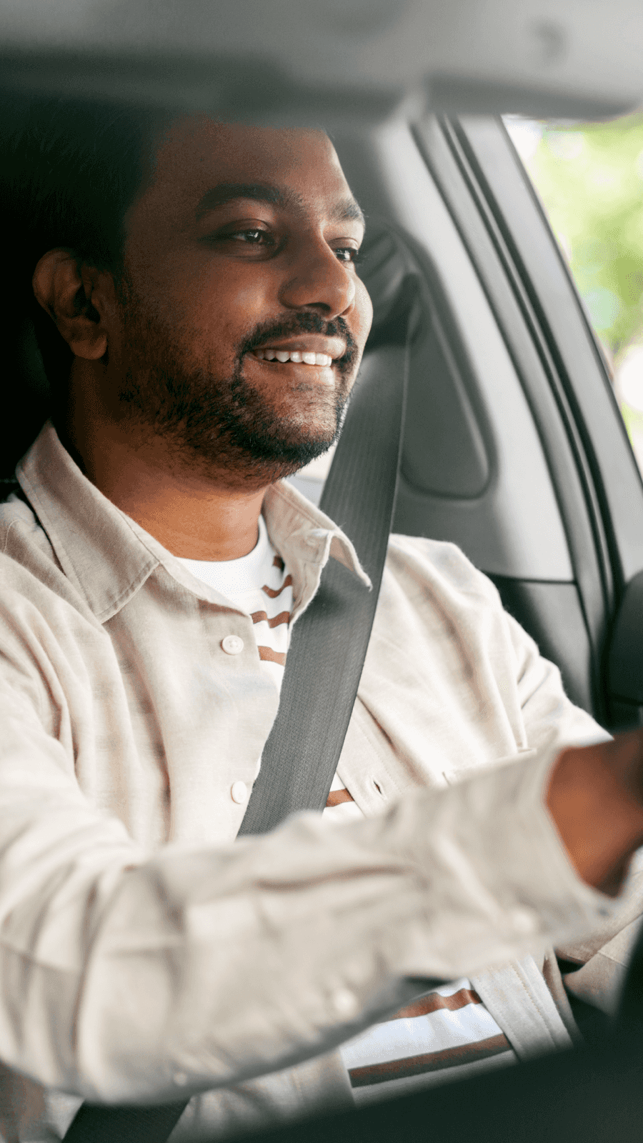 Fahrer schaut, während Fahrgast ins Auto einsteigt