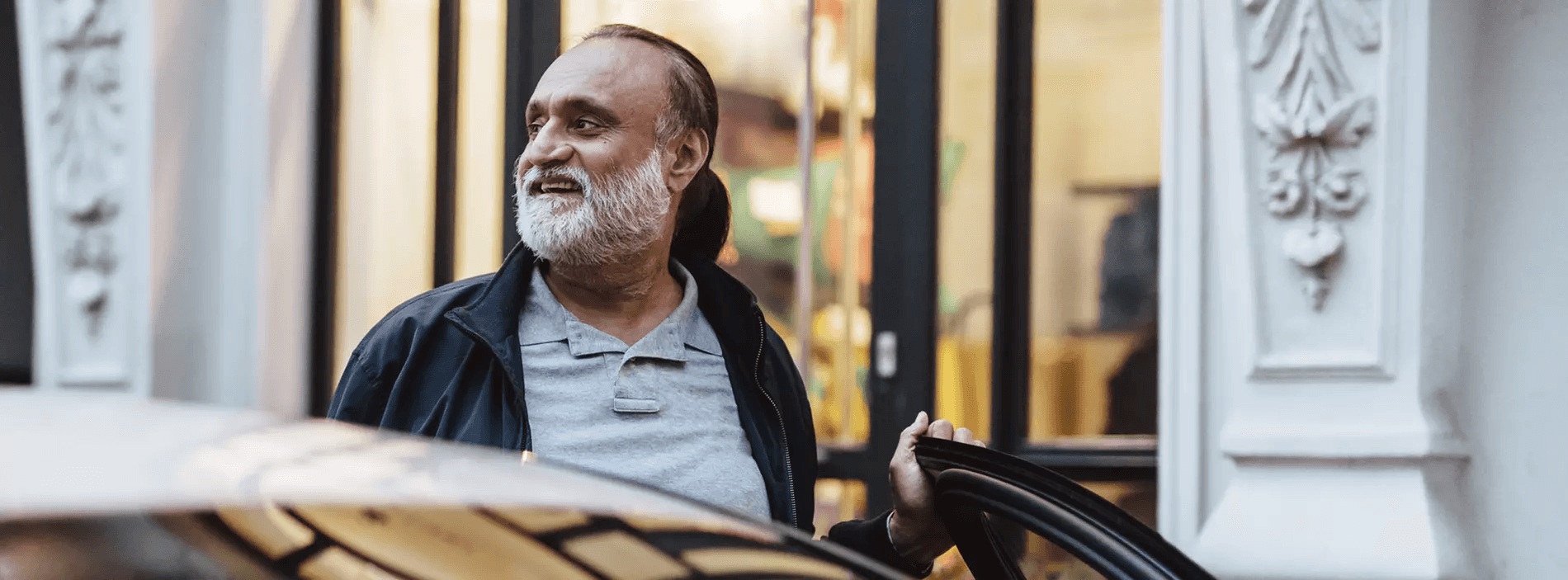 Taxista con su vehículo