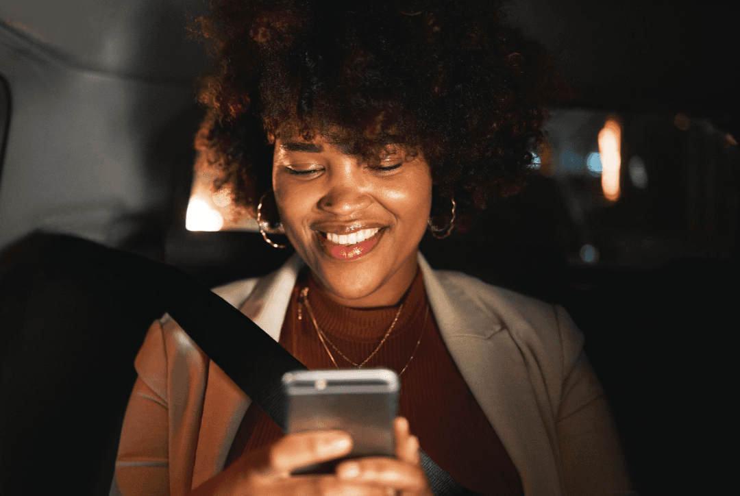 Le chauffeur de taxi de FREENOW ramène un employé chez lui après un événement d'entreprise