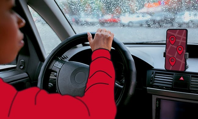 FREENOW Taxifahrer, der im Regen fährt, um einen Mitarbeiter nach einer Firmenveranstaltung abzuholen