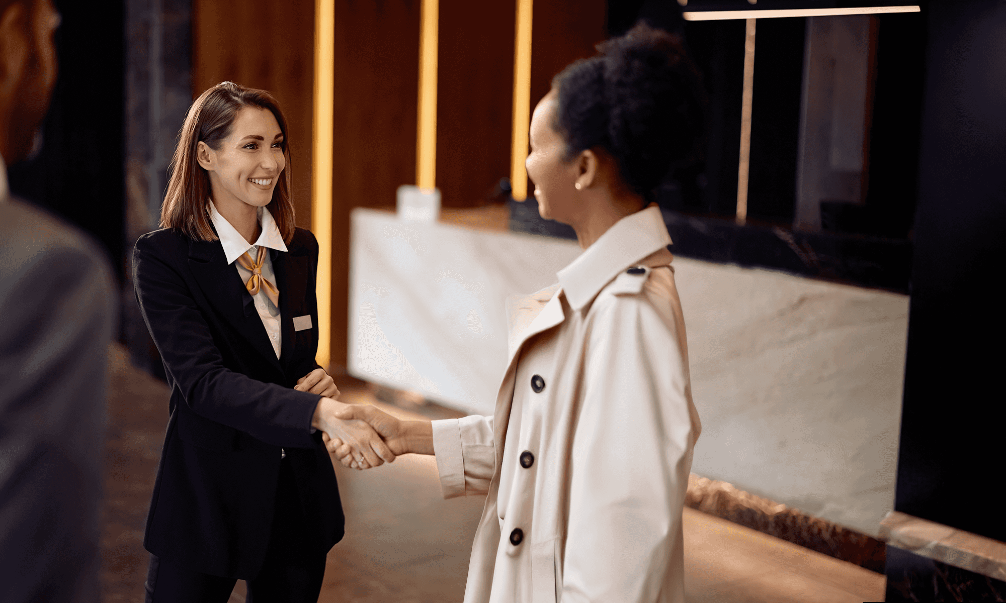 Hotelmanager bestellen ein zuverlässiges und schnelles Taxi für ihre Gäste einfach über Freenow Webbooker und Taxibutler an der Hotelrezeption, um den Gast zufriedenzustellen