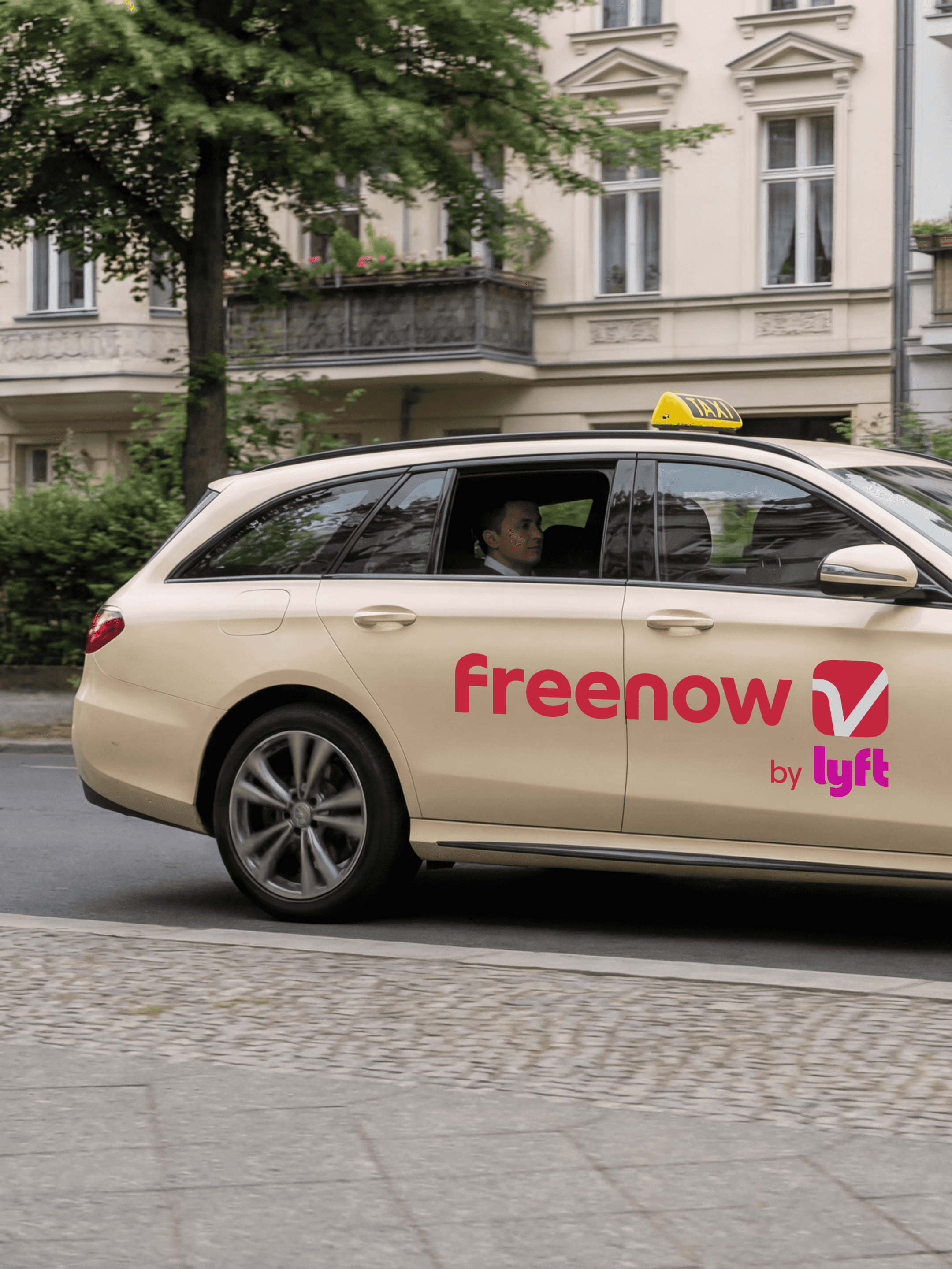 Mann beim Autofahren