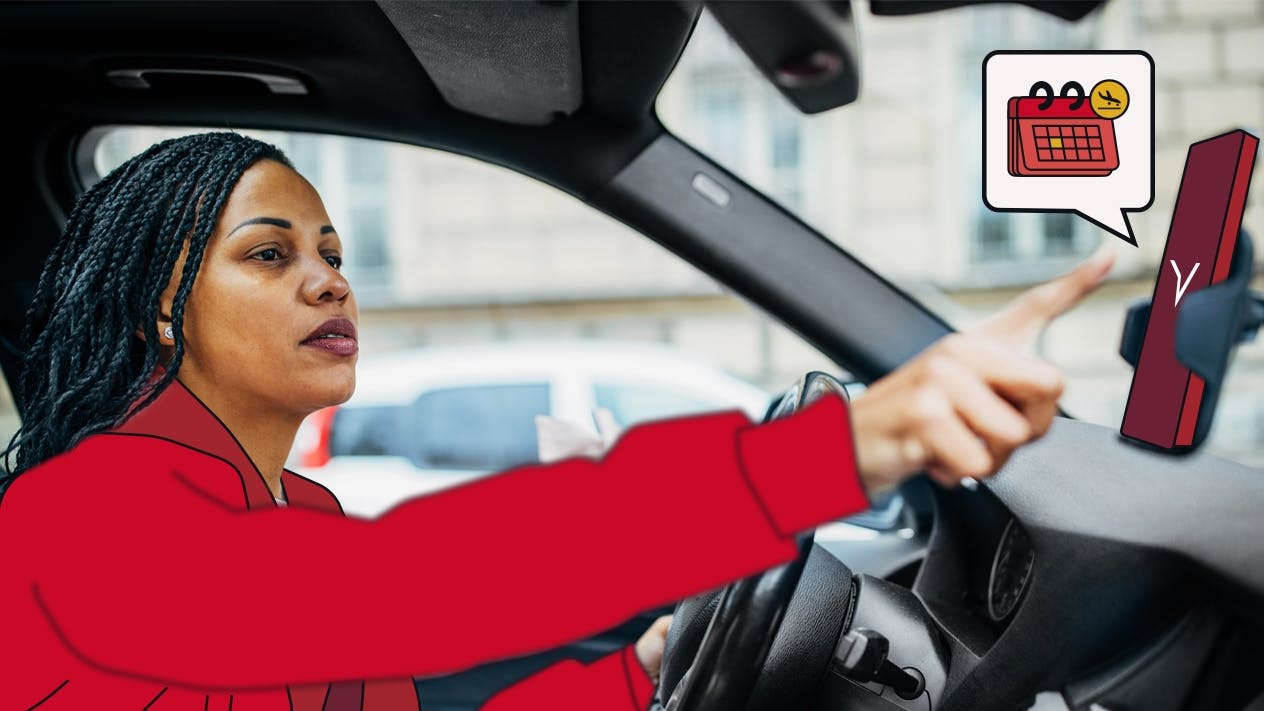 Chauffeur de taxi en veste rouge dans sa voiture tapant sur son téléphone portable avec le logo FREENOW, un calendrier et des pièces de monnaie.