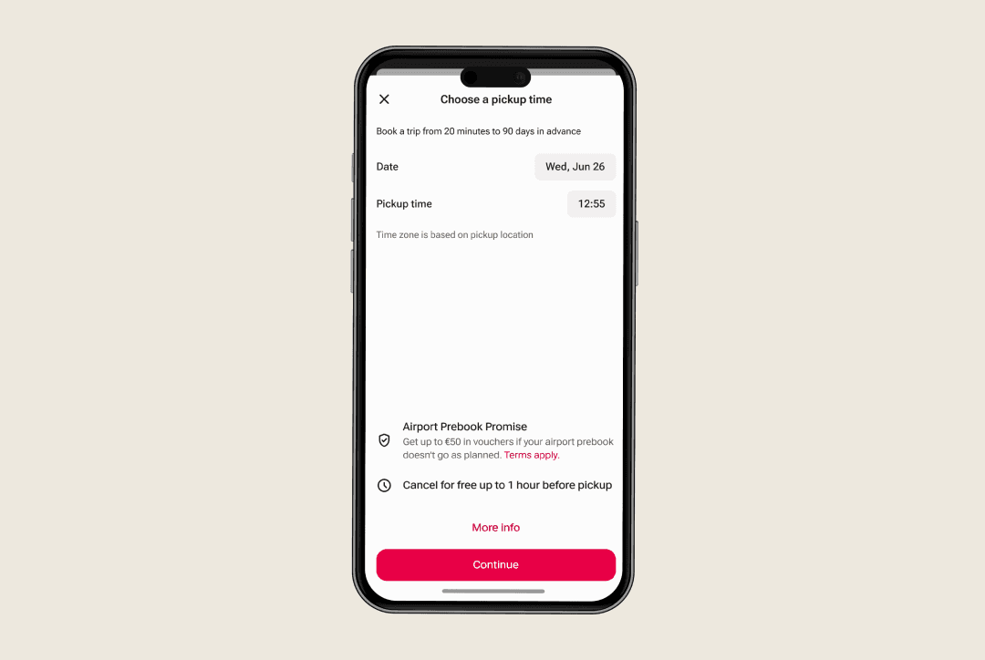 Chauffeur de taxi en veste rouge dans sa voiture tapant sur son téléphone portable avec le logo FREENOW, un calendrier et des pièces de monnaie.