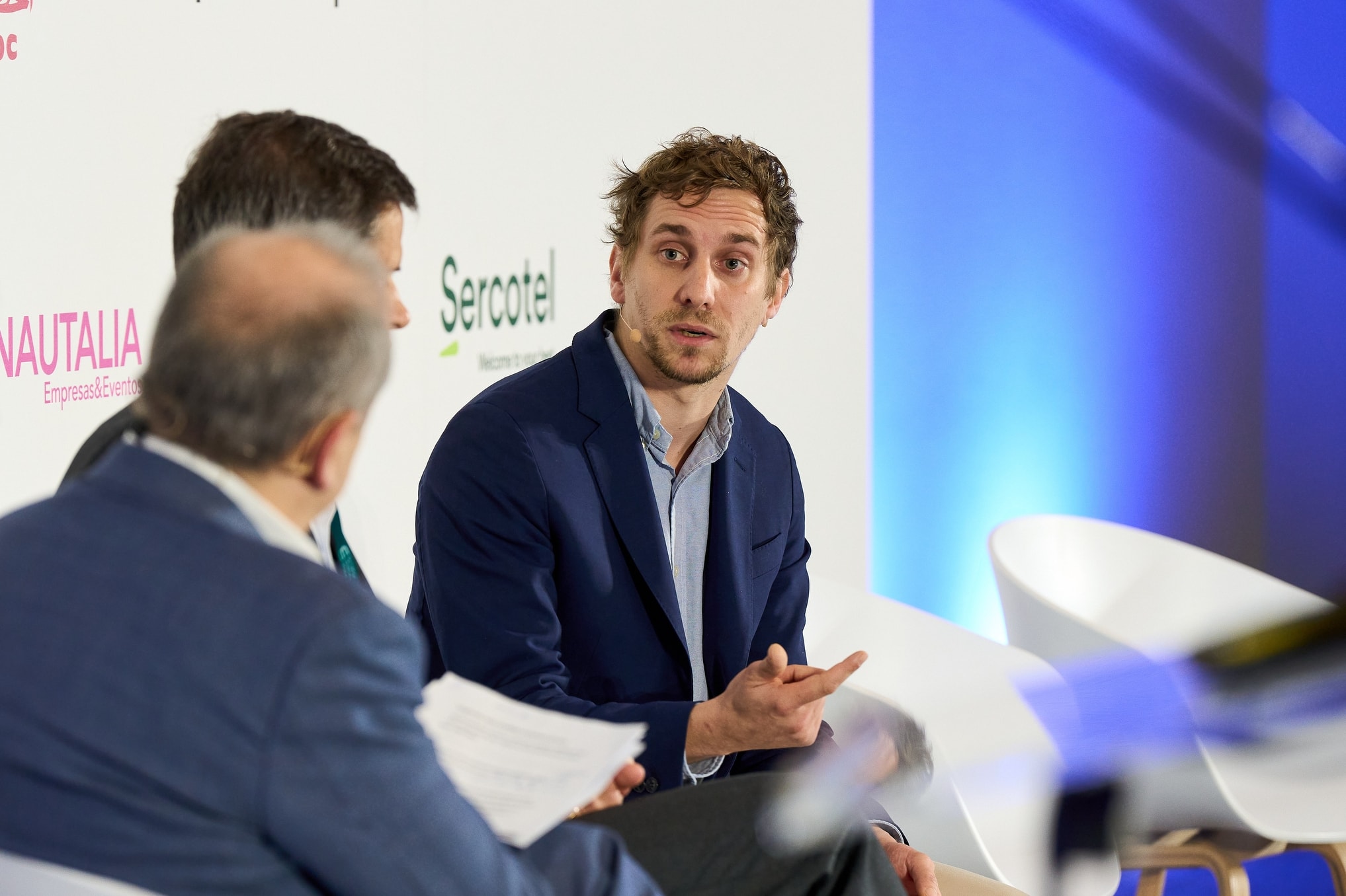 Pierre Augustin Dumez, Director de Ventas para Europa del Sur y Occidental de Freenow for Business, en una conferencia sobre la sostenibilidad en los viajes de negocios.