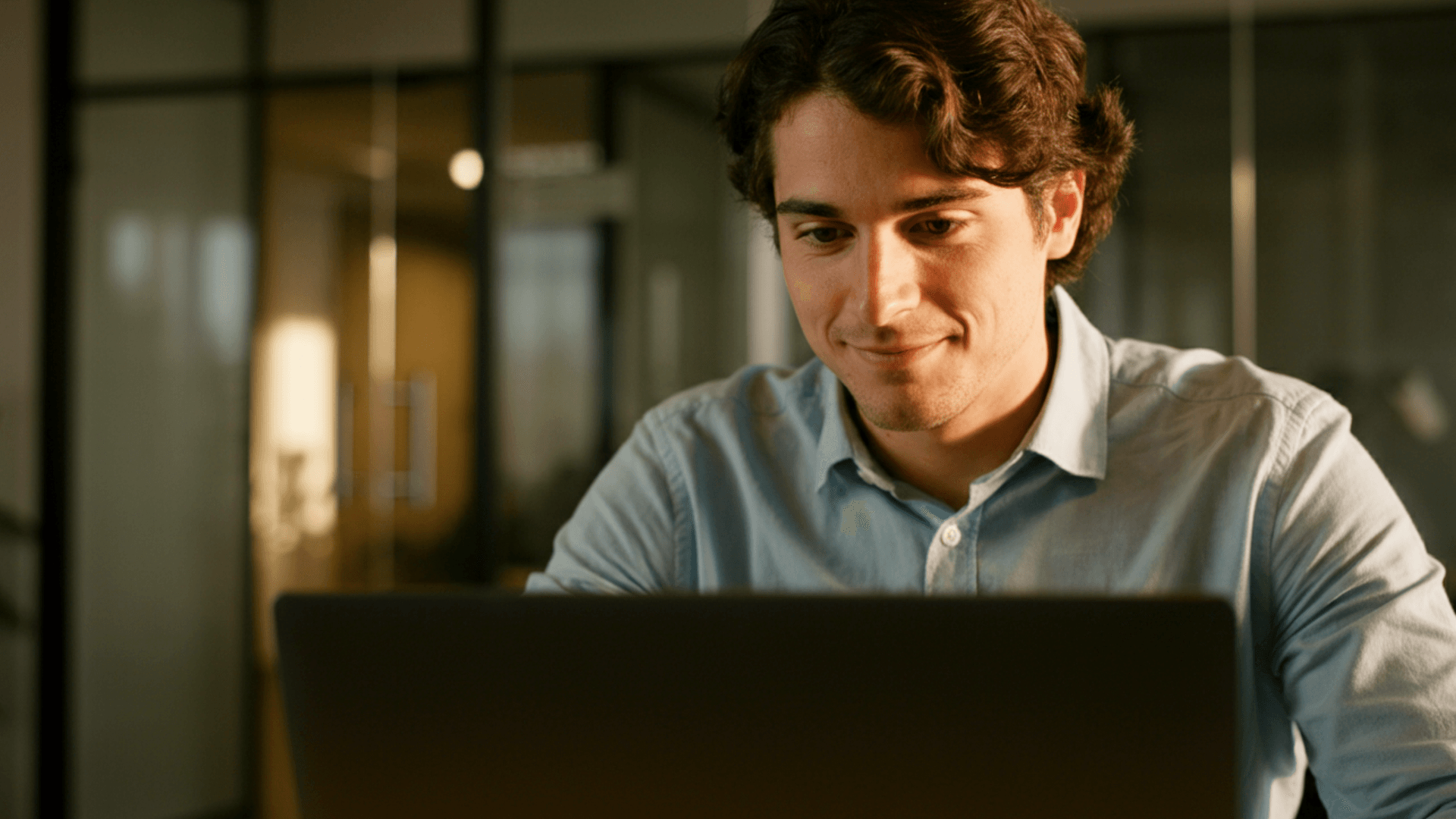 Un homme lisant un article de blog