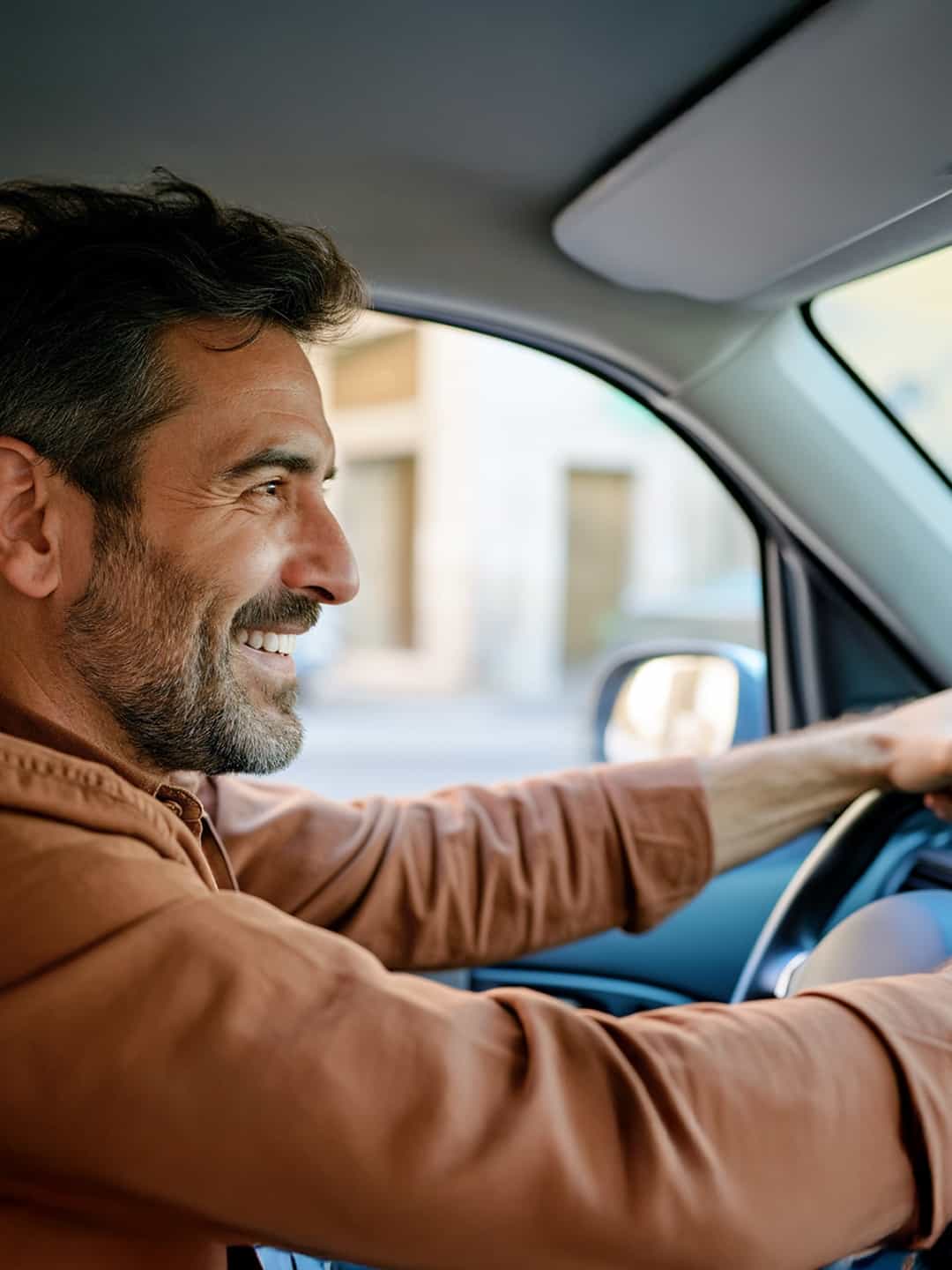 Mann beim Autofahren