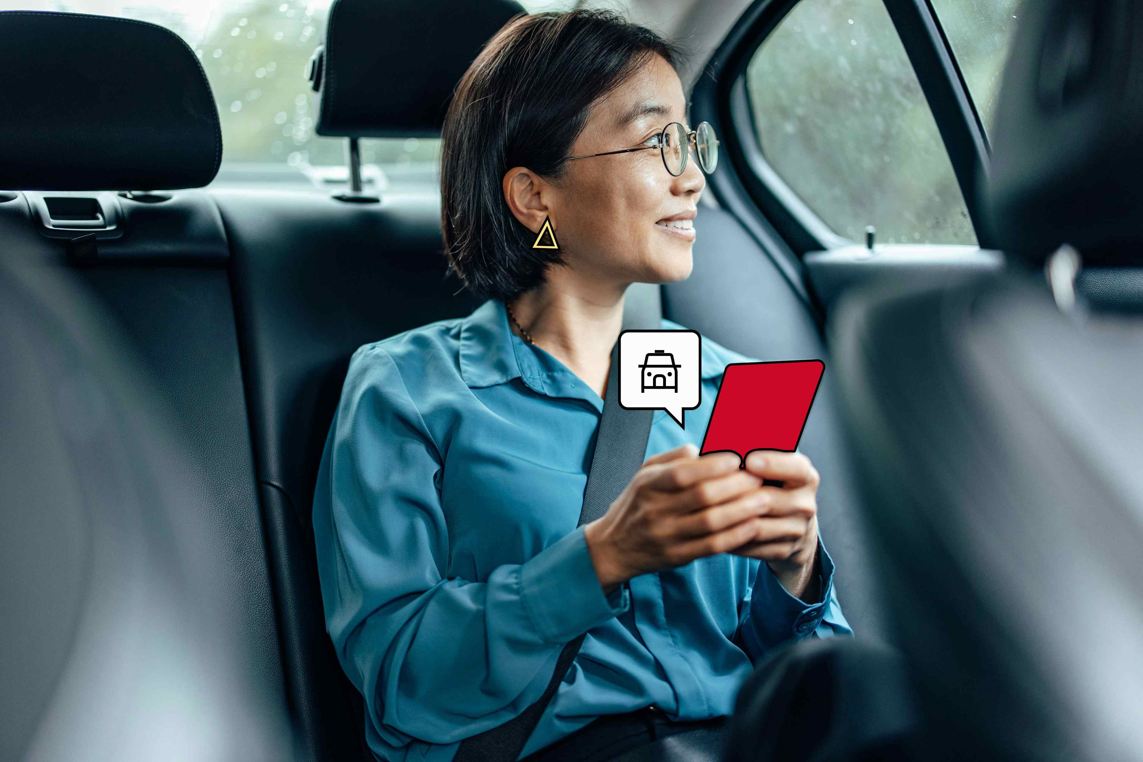 Viajera de empresa sentada en un taxi de camino a un viaje de negocios sosteniendo su teléfono móvil en la aplicación FREENOW