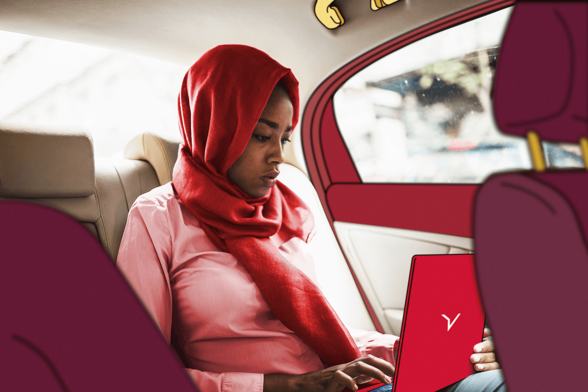 Una Travel Manager consulta il report di FREENOW for Business e GBTA sui viaggi di lavoro via terra